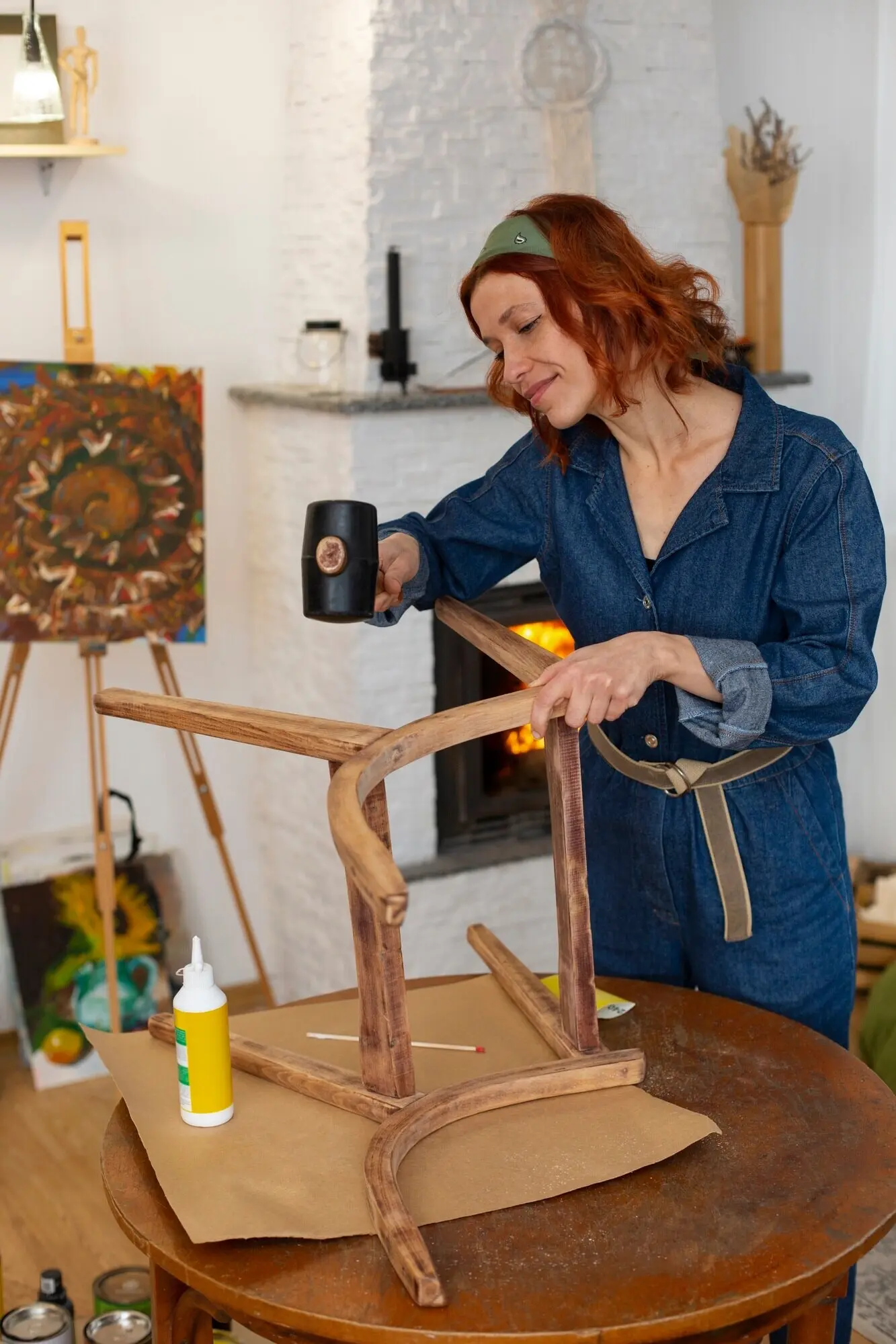 Mittlere Einstellung einer Frau, die Möbel restauriert.