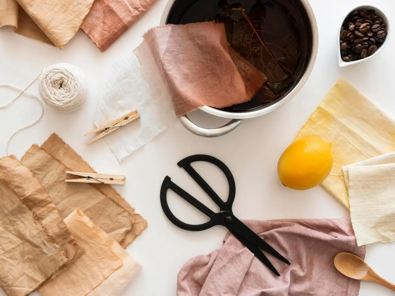 Anordnung von aus natürlichen Zutaten hergestellten Pigmenten in Draufsicht.